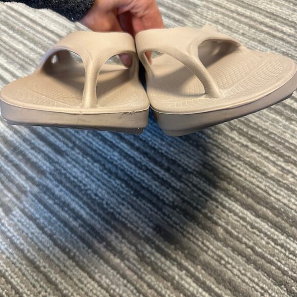 Oofos Nomad Beige Original Recovery Sandal Flip Flops Casual Workout Gym Leisure - Picture 3 of 8